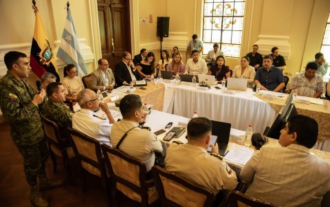 La prefecta del Guayas, Marcela Aguiñaga; el gobernador del Guayas, Humberto Plaza; el ministro del Interior, John Reimberg, y el alcalde de Guayaquil, Aquiles Álvarez, participan de la reunión.