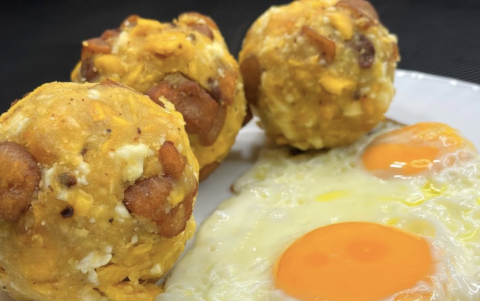 Bolón de verde tradicional ecuatoriano, elaborado con plátano majado y relleno de queso o chicharrón, un desayuno icónico de la costa del país.