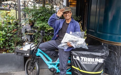 El vendedor ambulante de periódicos Ali Akbar vende periódicos gritando los titulares en el distrito de Saint Germain-des-Prés de París, Francia, el 20 de agosto de 2025.