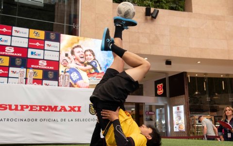 El campeón nacional de freestyle, Iker Freire, abrió el evento de presentación del nuevo auspiciante de la selección