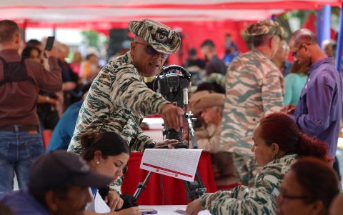 Personas se registran durante una jornada de alistamiento este viernes 29 de agosto de 2025, en Caracas (Venezuela).