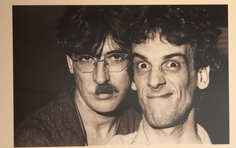 Las imágenes cuentan la historia del artista desde sus inicios hasta 2024. En algunas, se lo puede ver con colegas como Luis Alberto Spinetta, Gustavo Cerati o Pedro Aznar.