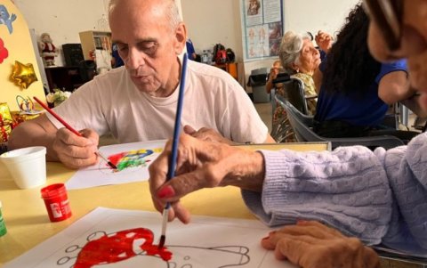 El proyecto, liderado por la docente Martha Espinoza y respaldado por la directora de vinculación Karem González, demuestra que la ciencia y la empatía pueden transformar la vida de la tercera edad.