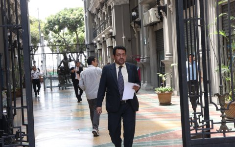 El abogado Franklin Coloma fue a presentar su reclamo en el Palacio Municipal