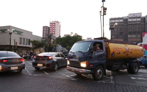 En la calle Tulcán y avenida 9 de Octubre, en el centro de Guayaquil, los vehículos invaden otros carriles para avanzar, sobre todo en horas pico.