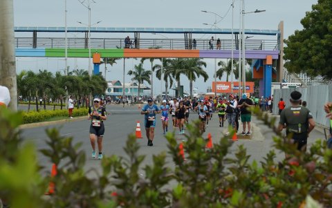Manta ofrece atractivos turísticos naturales (como sus playas) o eventos deportivos y de aventura (como el Ironman),