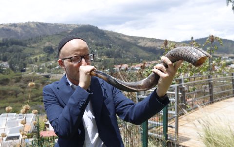 El shofar es un cuerno de carnero que se toca para producir un sonido simbólico en ocasiones importantes como las festividades de Rosh Hashaná, el Año Nuevo judío.