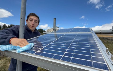 La limpieza y mantenimiento de los equipos es importante para obtener los datos de monitoreo del volcán Cotopaxi.