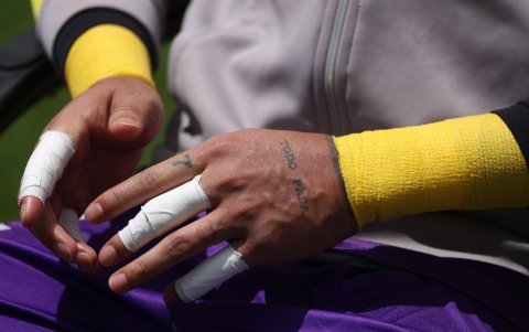 Piedra tiene una frase que lo guía y es “Todo pasa” (que la tiene tatuada en la mano izquierda) porque en la vida nada es para siempre, lo bueno o lo malo pasa, no se queda.