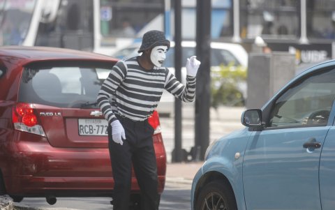 Jóvenes artistas 'se juegan la vida' en las calles, con su talento.