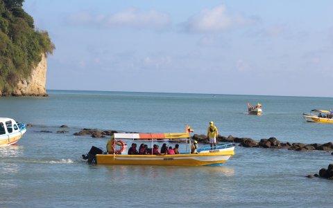 A cada hora, en Súa, parroquia de Atacames, las lanchas salen repletas de turistas desde la costa para admirar a las ballenas.