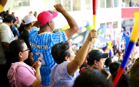 Aficionados de Astilleros durante el paso a la final, eliminando a Caciques, de Manta.