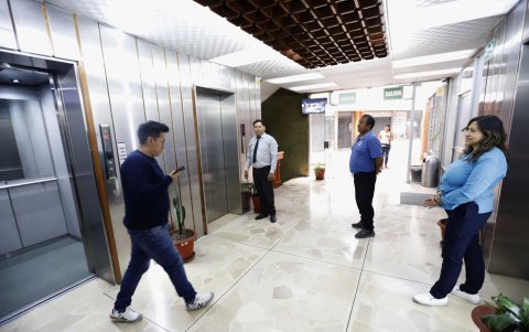 2. Refacciones. La administración cambió tres de los cinco ascensores.