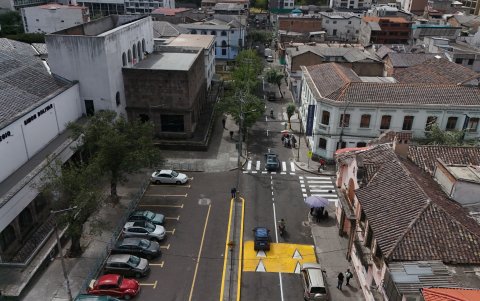 En los exteriores del colegio Simón Bolívar, las cuadrillas de la Epmmop pintaron pasos peatonales y reductores de velocidad para reforzar la seguridad vial.