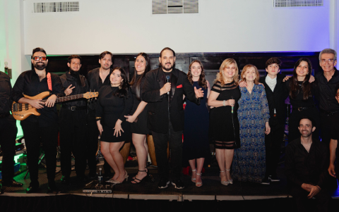Fueron ocho músicos en escena y siete cantantes de todas las edades, todos de una misma familia.
