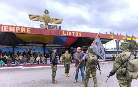 El ministro de Defensa fue el encargado de entregar el banderín que deberán portar los alumnos por 20 semanas.
