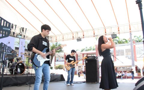Estudiantes de varias instituciones educativas deleitaron a los presentas en la guerra de bandas.