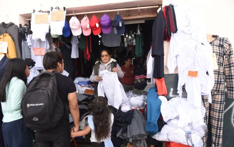 Uniformes. El comercio de uniformes se concentra en las calles Cuenca y Mideros.