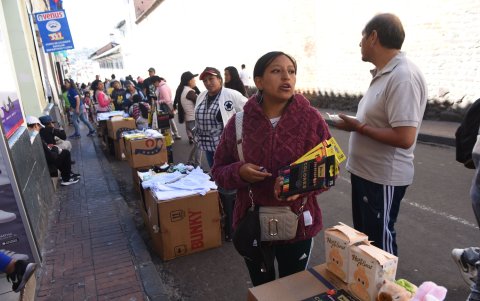 Ventas. El comercio informal aprovecha esta época para tomarse las aceras.
