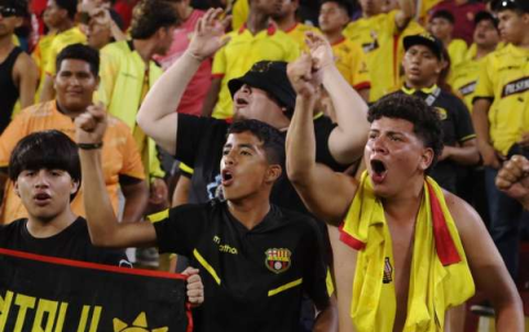 Hinchas de Barcelona expresan su descontento en el estadio Monumental.