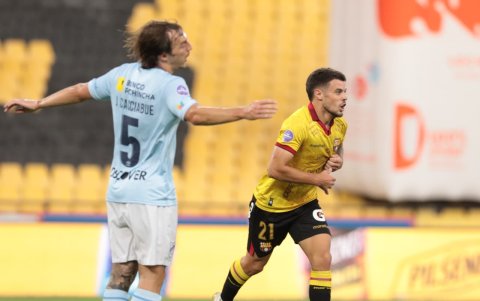 Joaquín Valiente (d) anotó el primer gol en el duelo de Barcelona ante Universidad Católica en el estadio Monumental.