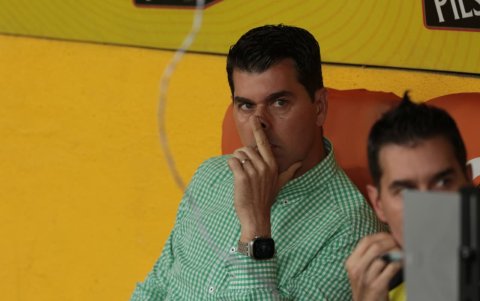 El técnico Ismael Rescalvo mira atentamente el duelo entre Barcelona y Universidad Católica.