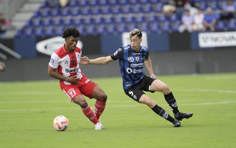 El defensor argentino Richard Schunke (d) es uno de los baluartes del buen momento por el que pasa Independiente del Valle.