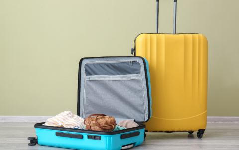 Escápate durante los días libres de feriados locales en Ecuador con tu maleta en mano.