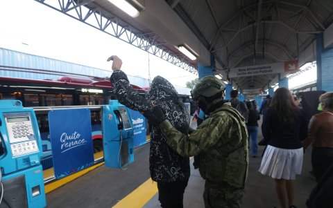 En la estación El Recreo, militares registraron a algunos pasajeros.