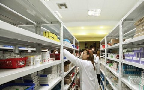 El individuo, identificado como Salvador, fue aprehendido en flagrancia con medicamentos e insumos médicos.