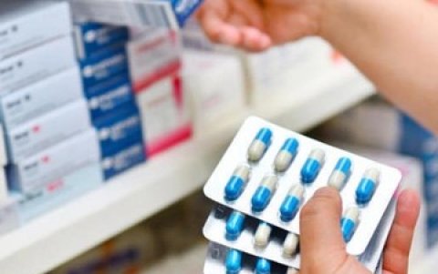 El individuo, identificado como Salvador, fue aprehendido en flagrancia con medicamentos e insumos médicos.