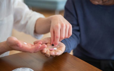 El individuo, identificado como Salvador, fue aprehendido en flagrancia con medicamentos e insumos médicos.