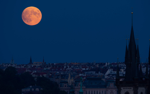 La Luna de Sangre tiñe de rojo el cielo dando un espectáculo completo.