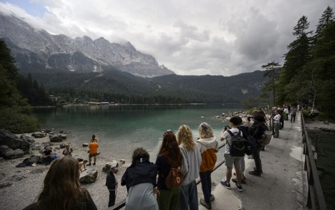 Los turistas disfrutan de la vista sobre el lago Eibsee, Grainau, cerca de Garmisch-Partenkirchen, en el sur de Alemania, el 22 de agosto de 2025.