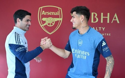 Piero Hincapié saluda al DT español, Mikel Arteta.
