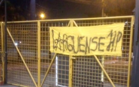Esta fue la bandera con la que los socios de Barcelona esperaron al presidente Antonio Álvarez en el exterior del estadio.