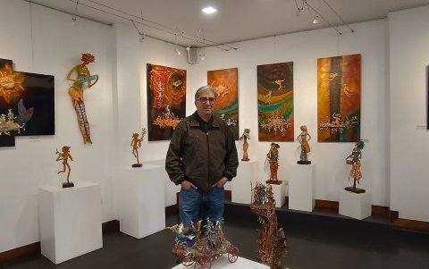 El artista Miguel Illescas mantiene las puertas abiertas al público de su galería. En su espacio se muestran las diferentes colecciones que dispone.