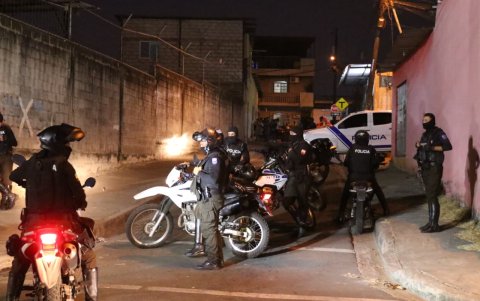 Agentes policiales acudieron al sitio del ataque.