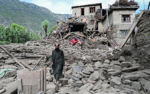 Un hombre afgano camina junto a una casa dañada tras los terremotos en la aldea Mazar Dara de Nurgal, un distrito de la provincia de Kunar, en el este de Afganistán, el 1 de septiembre de 2025.