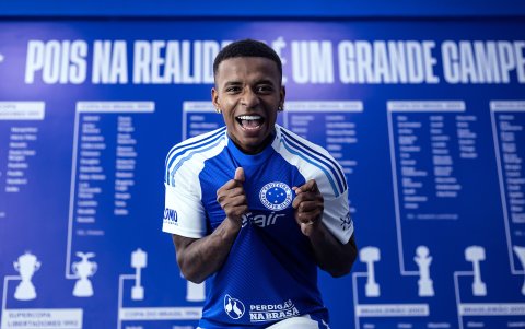 Keny Arroyo ya luce la camiseta del Cruzeiro.