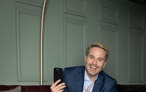 Juan Carlos inició su carrera artística en la televisión.