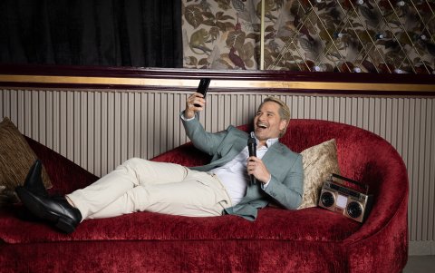 Juan Carlos se tiñó el cabello para un personaje de una obra de teatro que nunca llegó al escenario, pero le terminó gustando verse diferente, así que decidió conservarlo.