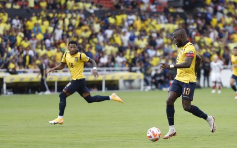 Enner Valencia (i) estará ante Paraguay.