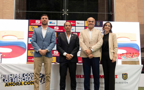 Matías Baretta y Francisco Egas, de la Federación Ecuatoriana de Fútbol; junto a Jesús Azofeifa y Gabriela Herrera, de Corporación La Favorita.