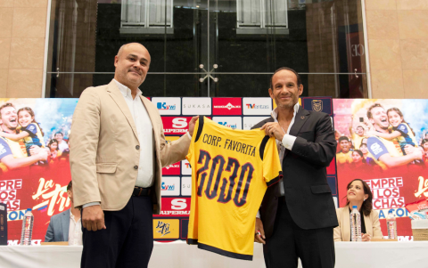 Jesús Azofeifa y Francisco Egas muestran la camiseta.