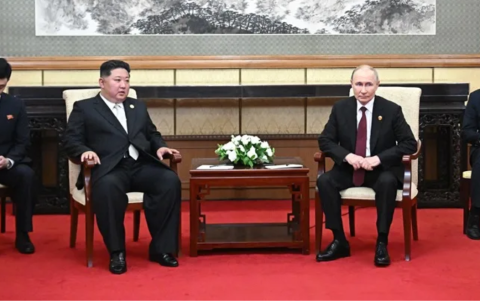 El líder norcoreano, Kim Jong Un (izquierda), y el presidente ruso, Vladimir Putin (derecha), en Pekín.