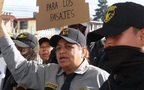 Mariuxi Laborde, guardia de seguridad, reclama el pago de sus sueldos atrasados en el hospital Calderón