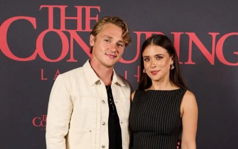 Ben Hardy y Mia Tomlinson en la alfombra roja de El Conjuro 4: últimos ritos.