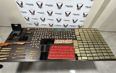 Se incautaron cinco armas de fuego, aproximadamente 4.700 municiones, varias dosis de sustancias catalogadas sujetas a fiscalización.