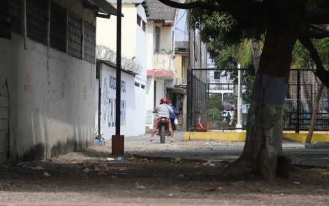Encierro. En cada rincón de la ciudad es común ver a los parques enrejados, las viviendas amuralladas y con alambres de púas. Es la nueva normalidad.